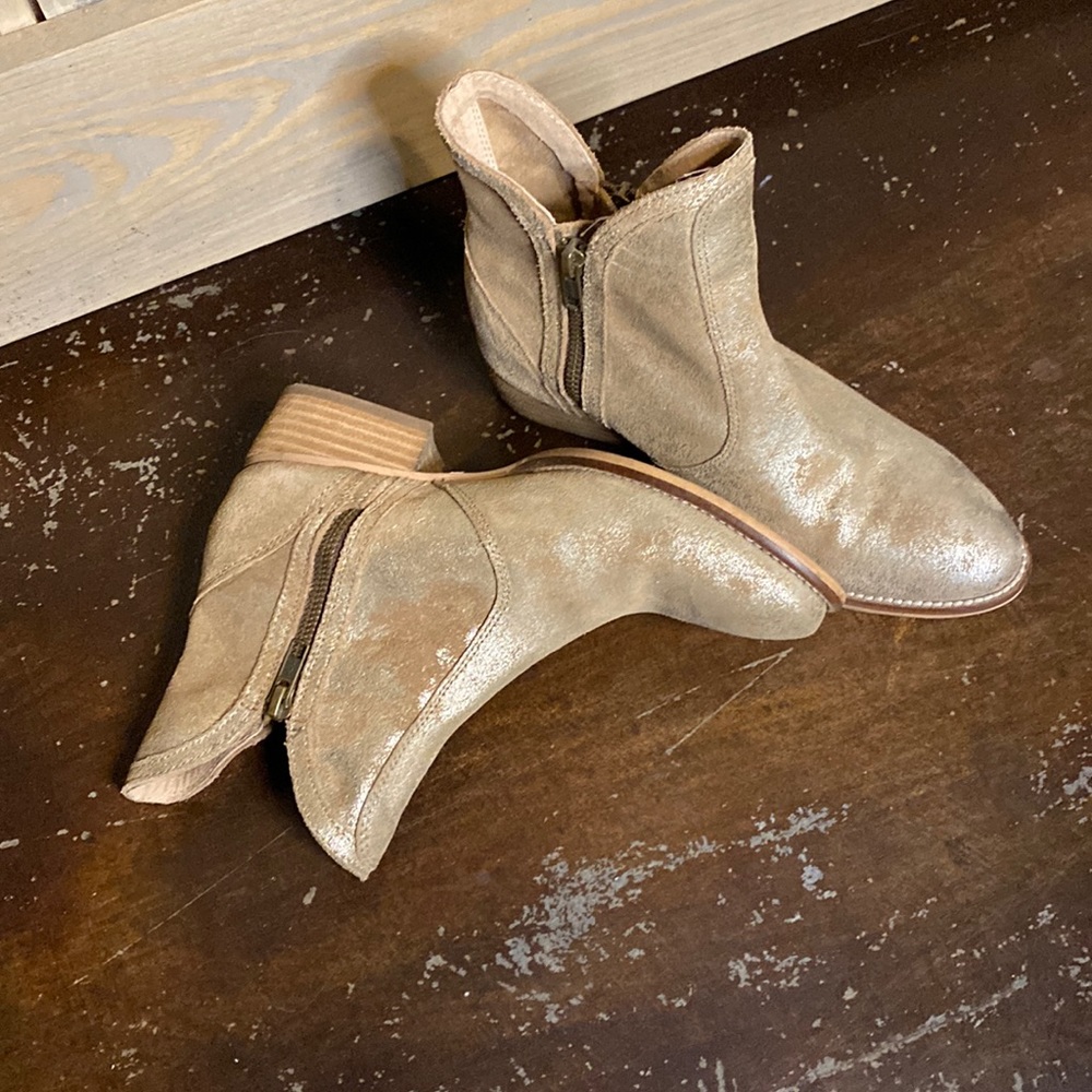 Super cute gold leather booties has zipper on both sides